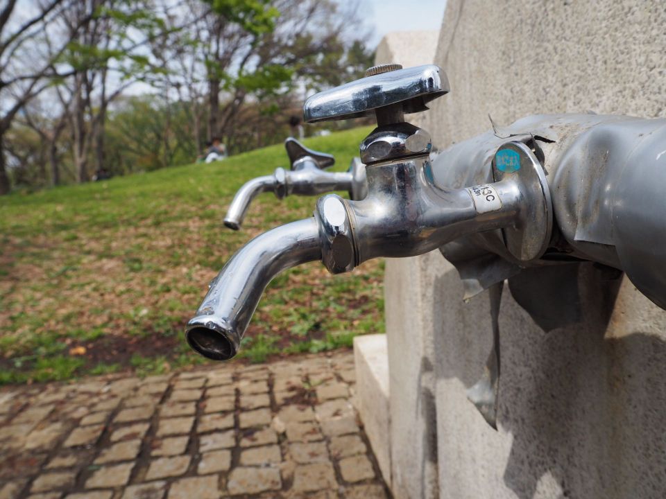 あなたの飲み水は本当に安全か蛇口直結型浄水器が映す日本水道水のリアルと安心の嘘